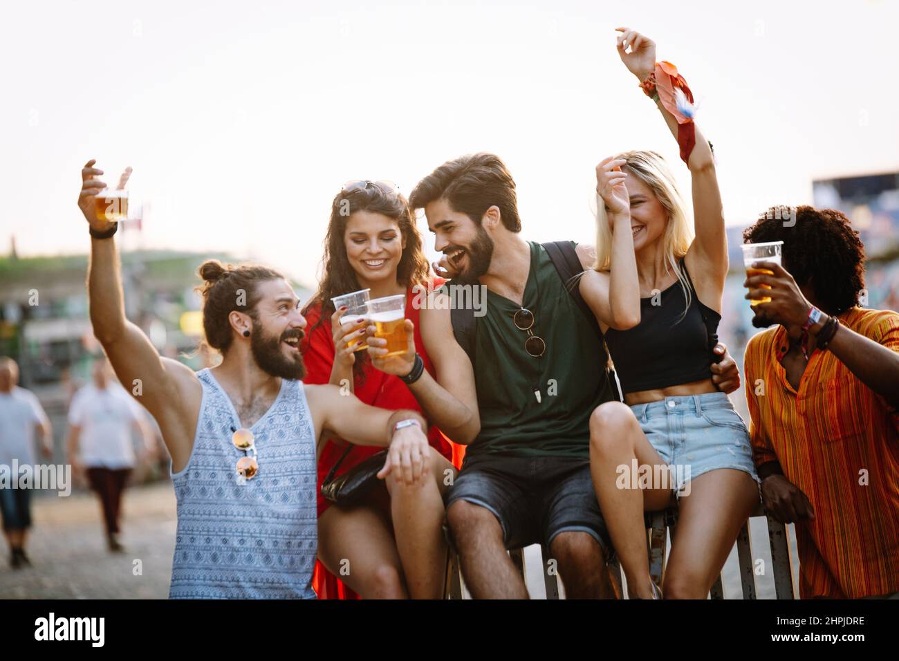 Glückliche junge Menschen Teilnahme an Festivals im Sommer Spaß Stockfoto