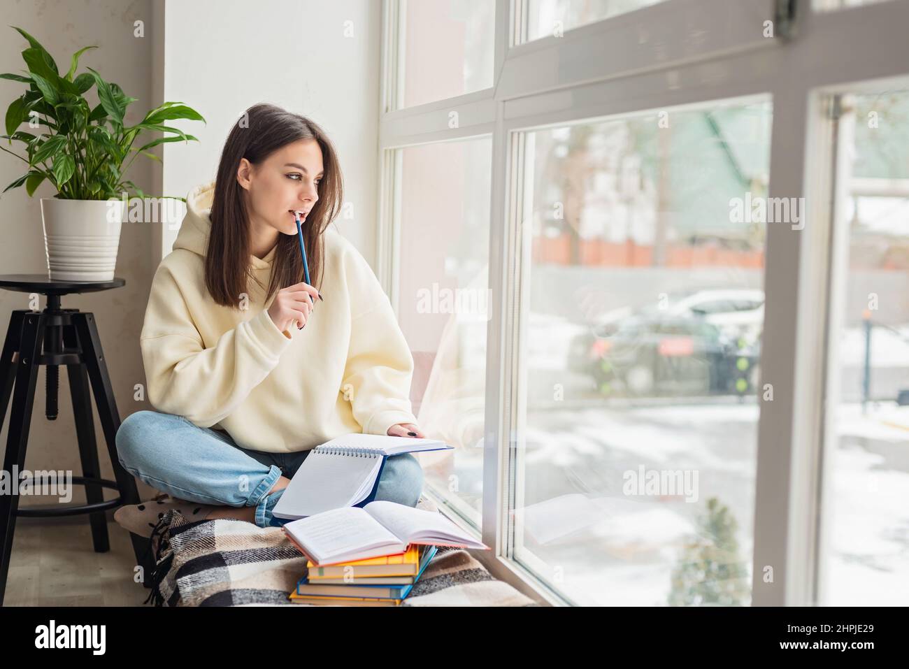 Ein Mädchen im Teenageralter bereitet sich zu Hause aus der Ferne auf Prüfungen vor. Home Schooling, Bildung. Weicher, selektiver Fokus. Stockfoto