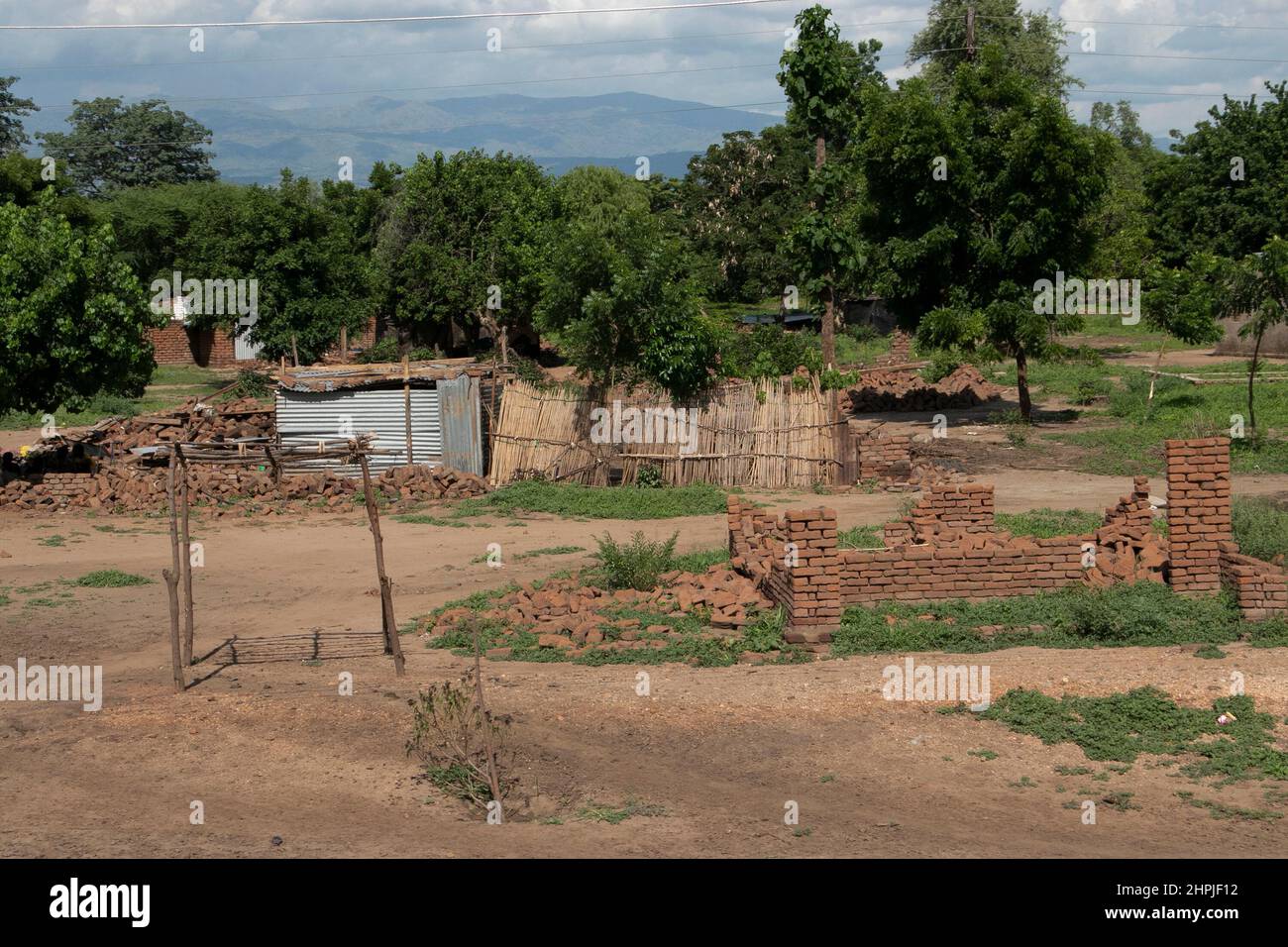 Die vom tropischen Wirbelsturm Ana zerstörten Gebäude werden im Chikwawa-Distrikt in Malawi gesehen. Viele Menschen wurden vertrieben, nachdem ihre Häuser durch den Sturm zerstört wurden. Malawi. Stockfoto