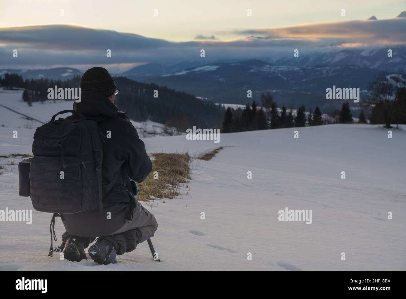 Fotograf, der im Winter Bilder von der Berglandschaft fotografiert Stockfoto