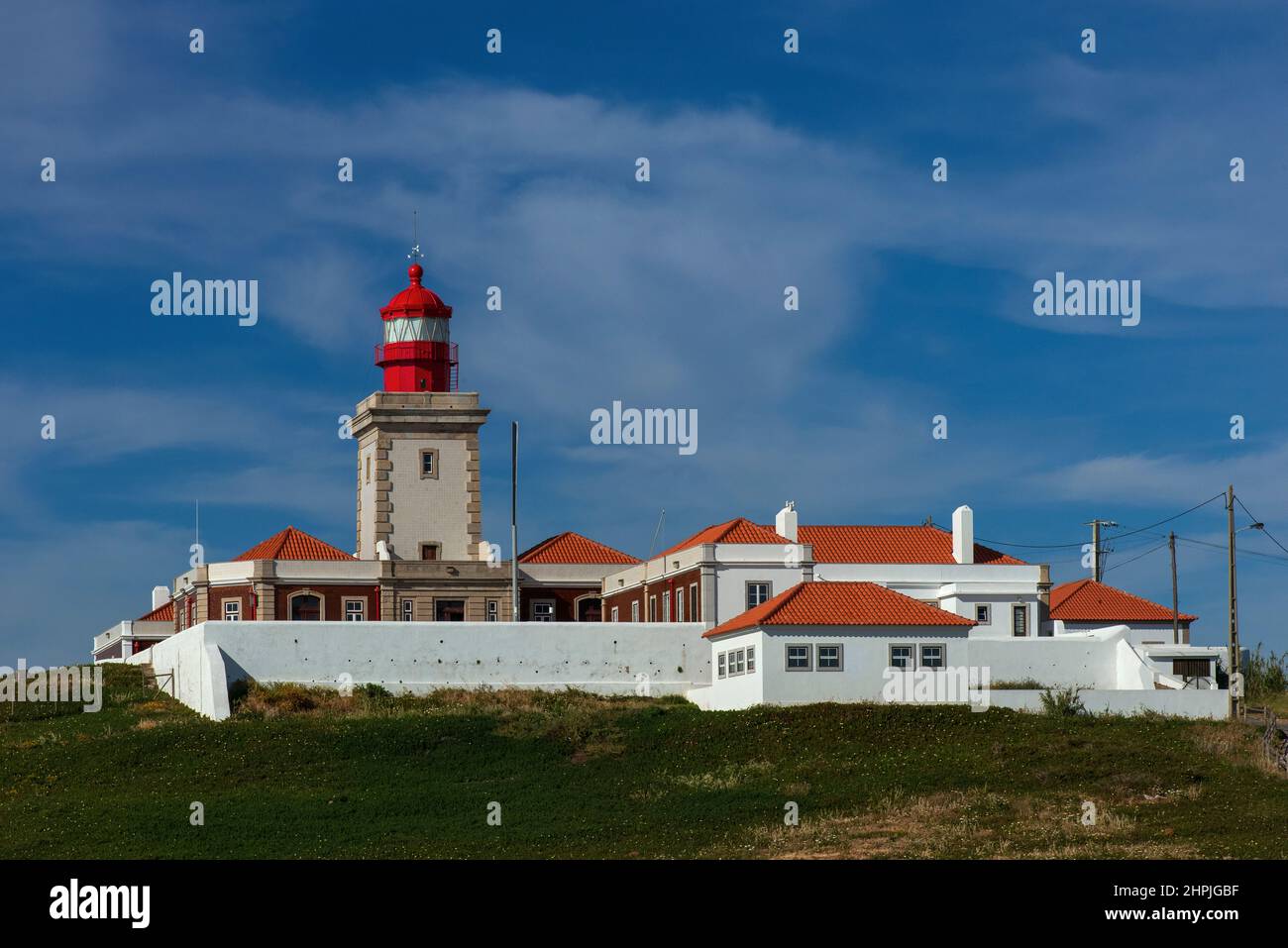 Das kraftvolle Licht des Leuchtturms Farol de Cabo da Roca, der 165 Meter (541 Fuß) über dem Meeresspiegel errichtet wurde, kann von bis zu 48 km (30 Meilen) außerhalb des Atlantiks gesehen werden. Es war der erste zweckmäßig gebaute Leuchtturm in Portugal, als er 1772 eröffnet wurde und ist nun nach dem Wiederaufbau im Jahr 1842 vollautomatisch. Der Leuchtturm steht am höchsten Punkt der zerklüfteten Landzunge Cabo da Roca, die als westlichster Punkt in Kontinentaleuropa bekannt ist. Stockfoto