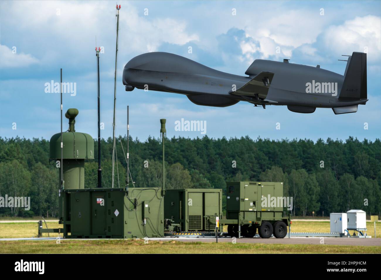 Northrop Grumman RQ-4 Global Hawk nimmt von einem Flugplatz mit Drohnenkontrollausrüstung ab Stockfoto
