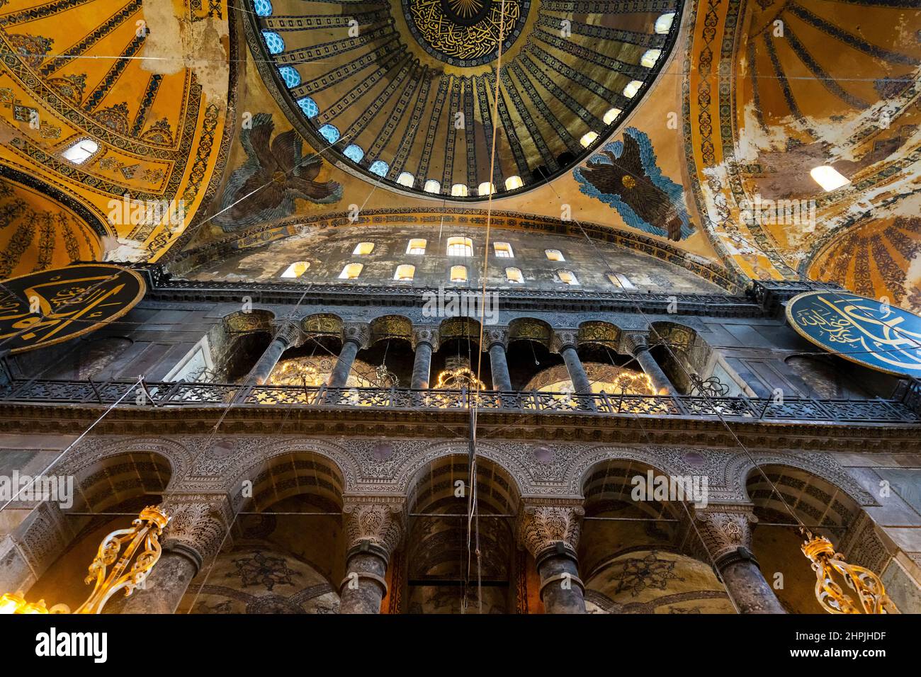 Innenansicht der Hagia Sophia (Türkisch: Ayasofya). Die Hagia Sophia ist eines der berühmten Wahrzeichen für Touristen, die Istanbul und die Türkei besuchen. Stockfoto