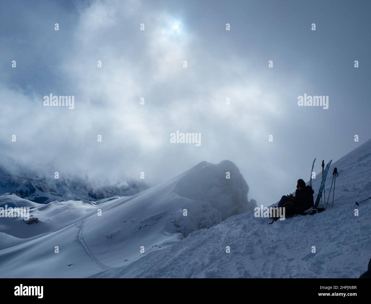 Skitourengeher machen eine Pause auf dem Gipfel des Haengst, Schweiz Stockfoto