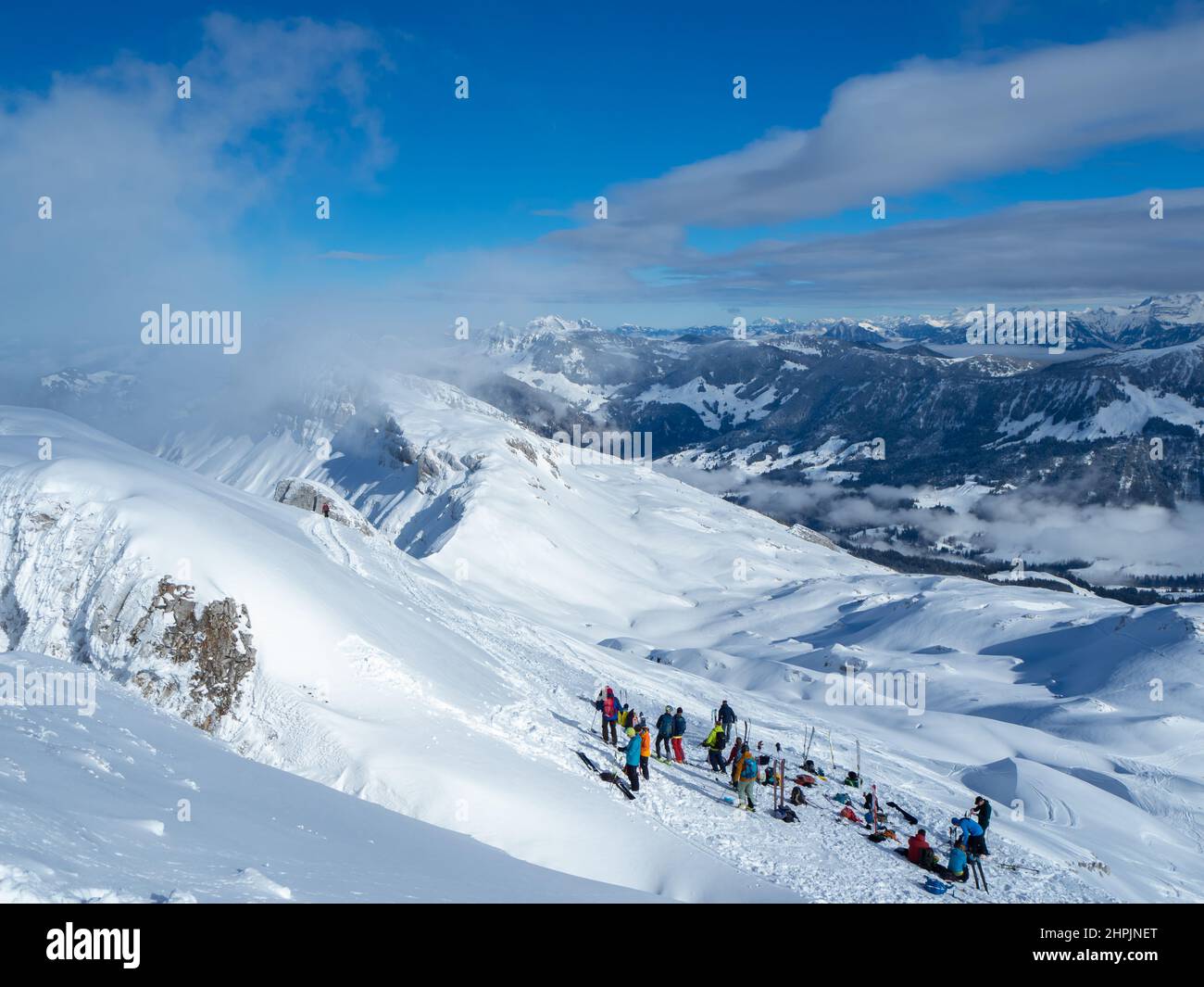Eine Gruppe von Skitourengehern, die eine Pause auf dem Gipfel des Händst in der Schweiz einlegen Stockfoto