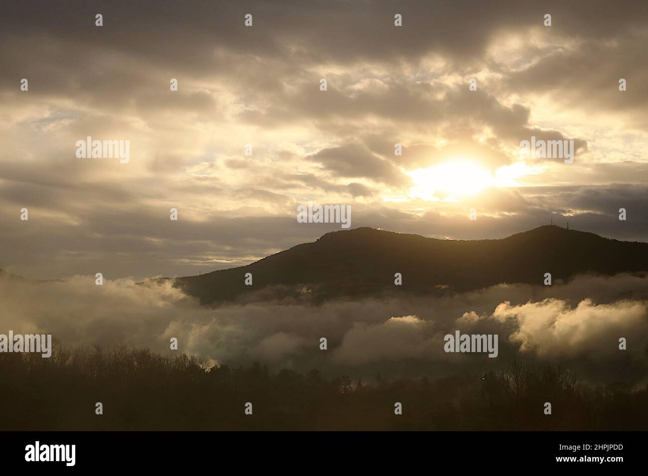 Sonneneinstrahlung über Monte Orsa, Lombardia, Italien; Wolken und Sonneneinstrahlung Stockfoto