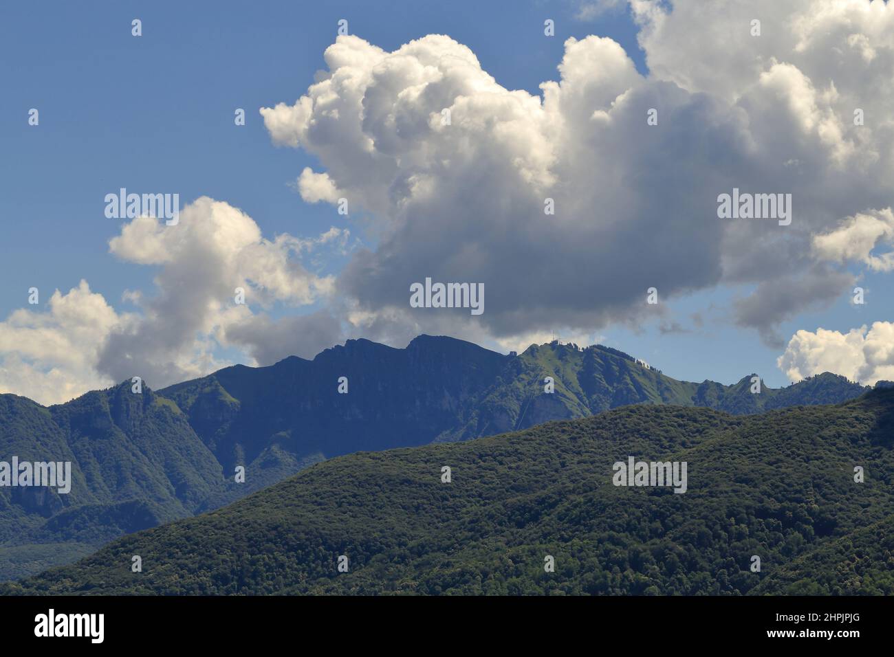 Monte Generoso, Blick auf den Sommer, mit Wolken Stockfoto