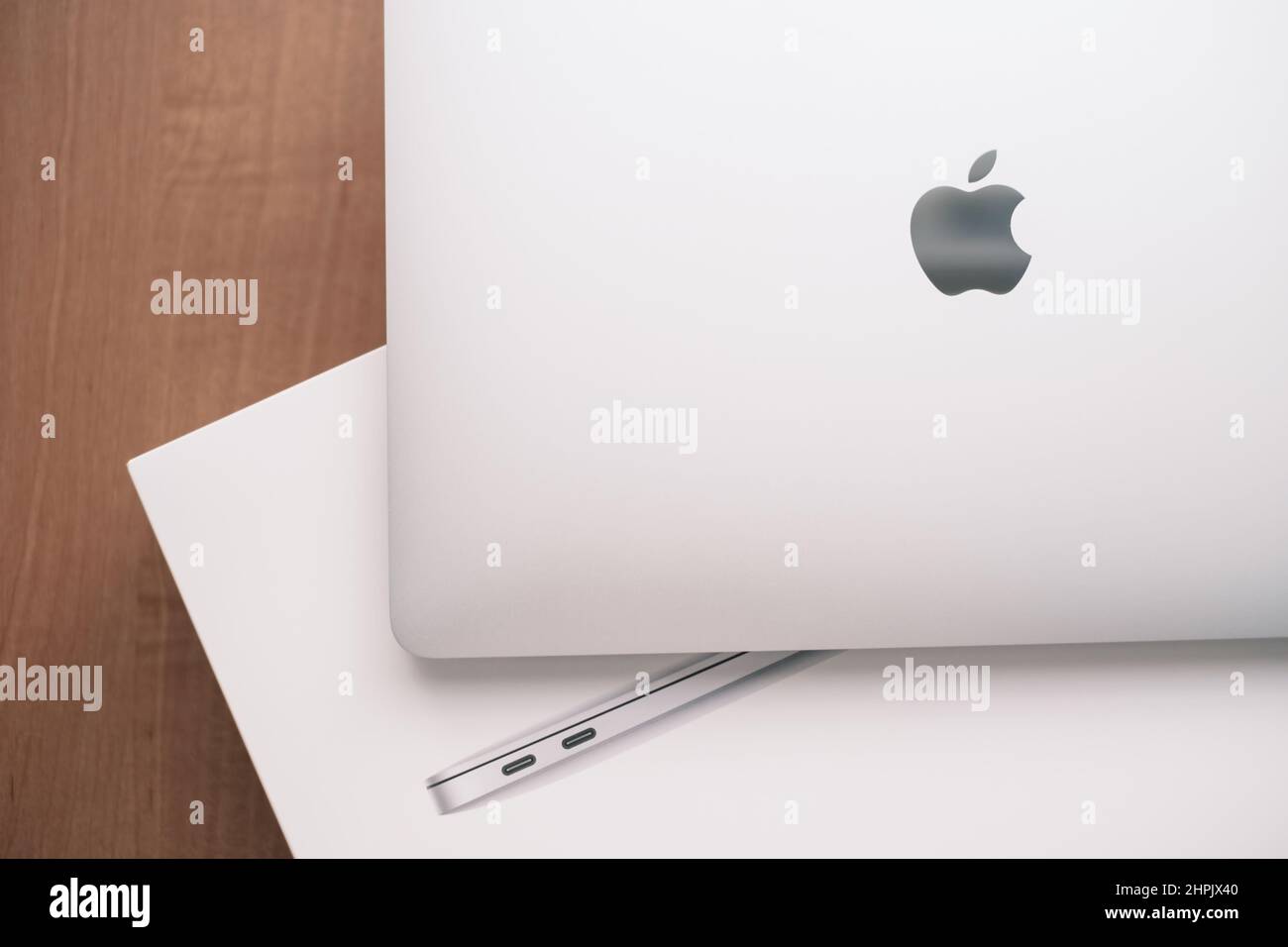 Gelendzhik, Russland, 17. Februar 2022: Notebook Apple Macbook Air 13 M1 silber und eine Schachtel davon. Draufsicht. Stockfoto