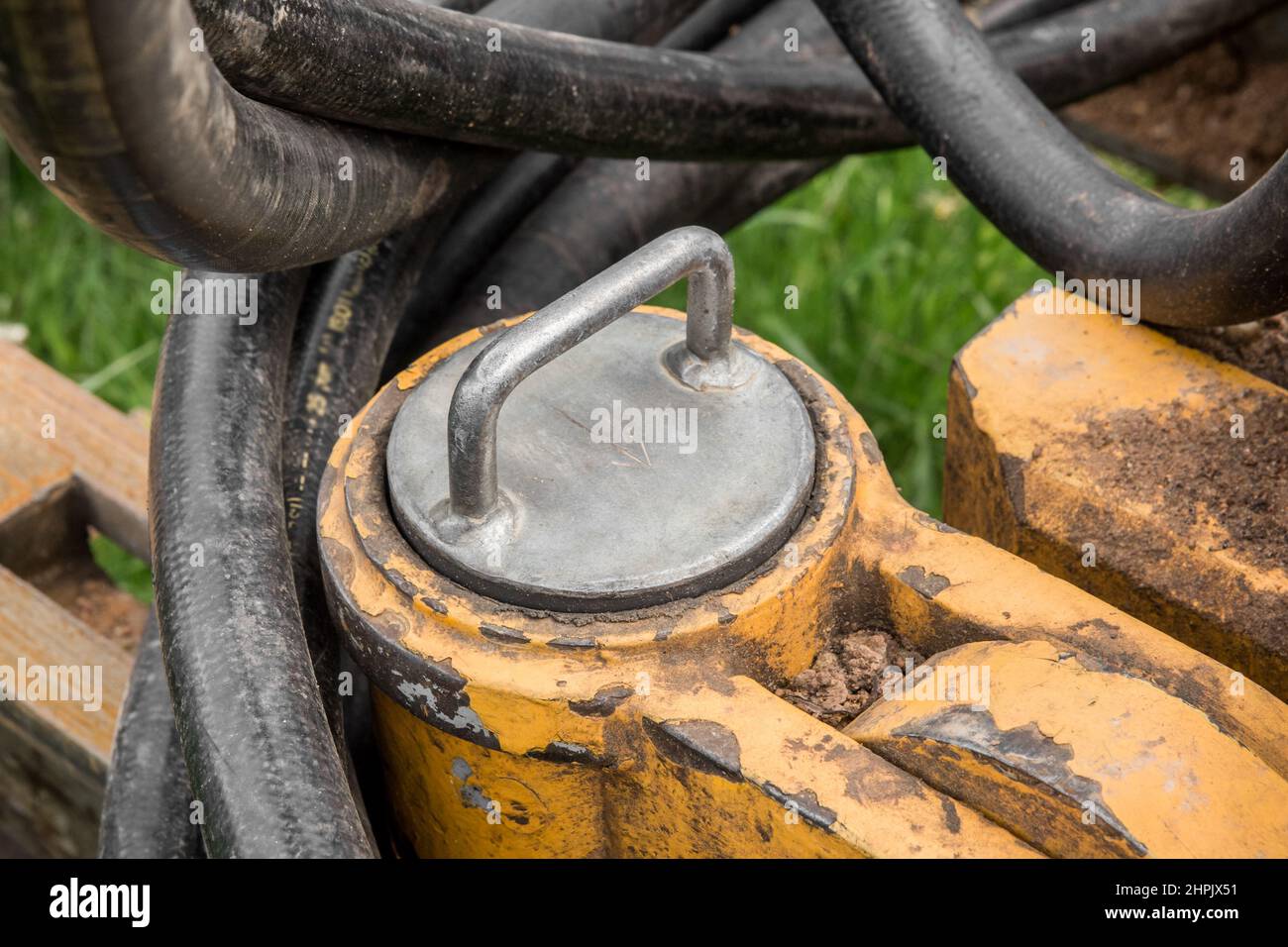 Abteilung für das Befüllen von Kraftstoff und Öl im Industrieraum der Hydraulikpumpe mit Hydraulikzylinder. Stockfoto