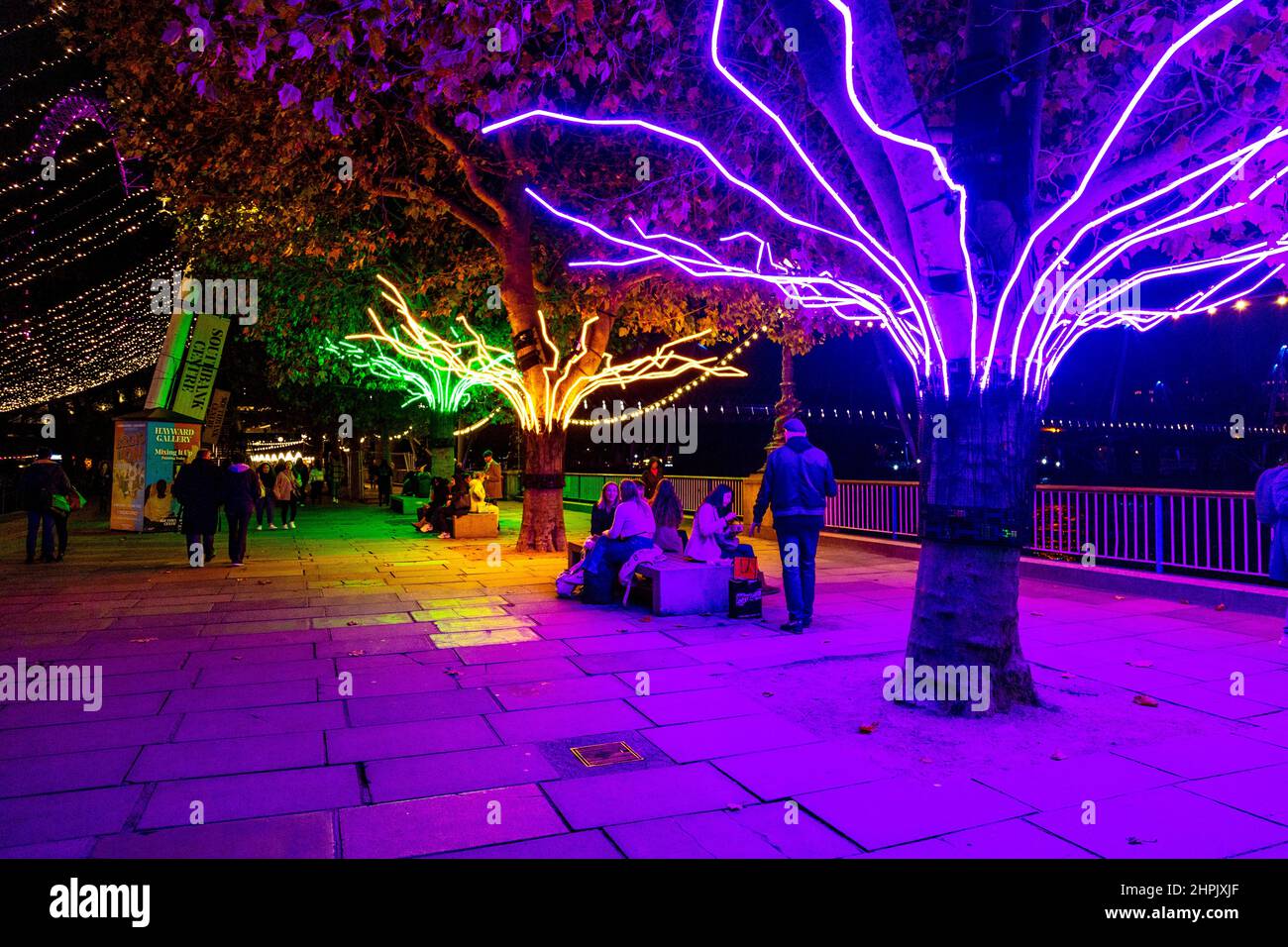 Neonbäume des Künstlers David Ogle, Teil von „Winter Light at the Southbank Centre“, Southbank, London, Großbritannien Stockfoto