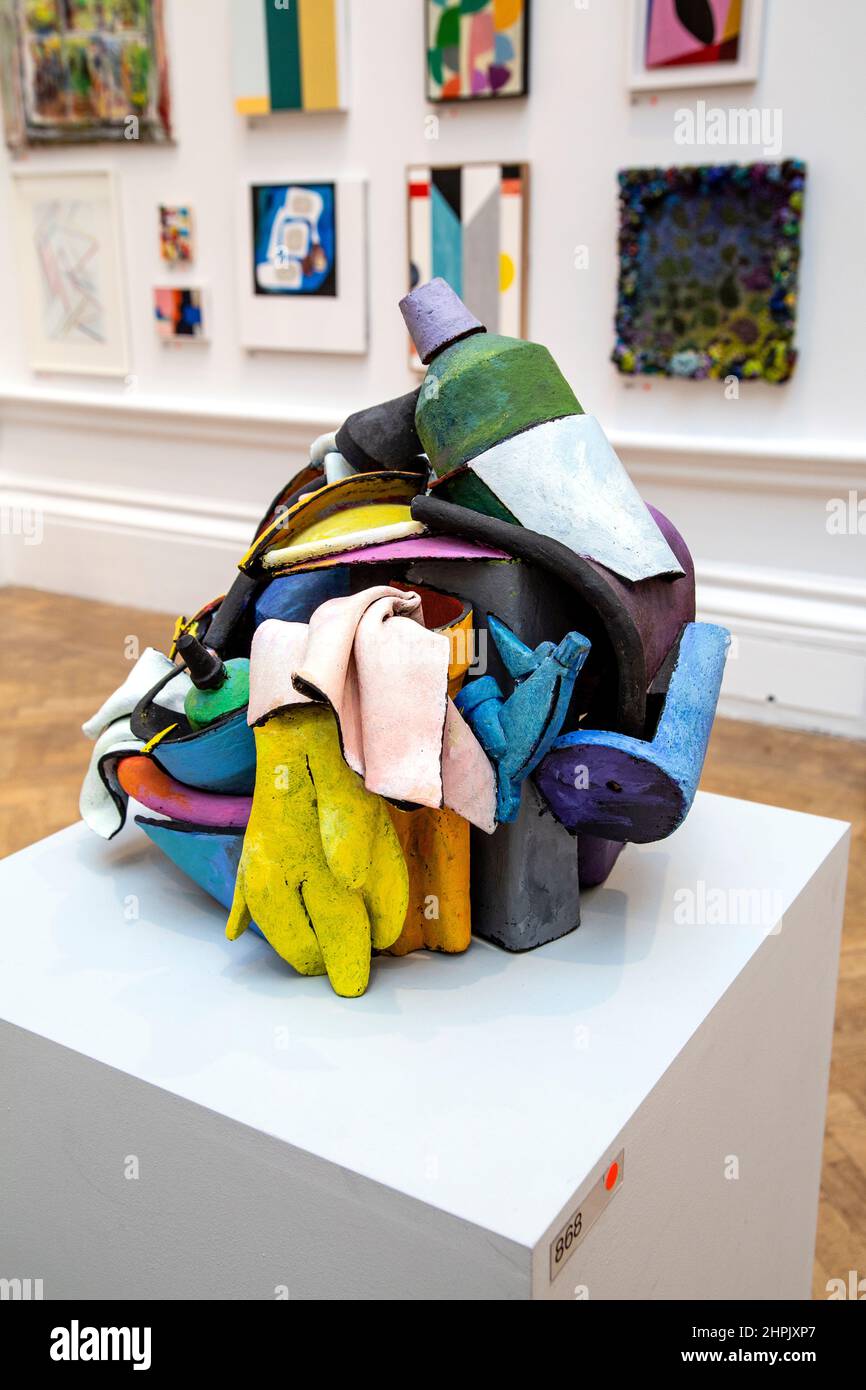 „Ringelblume“-Skulptur von Reinigungsprodukten und -Tüchern von Jaana Fowler auf der RA Summer Exhibition 2021, London, Großbritannien Stockfoto