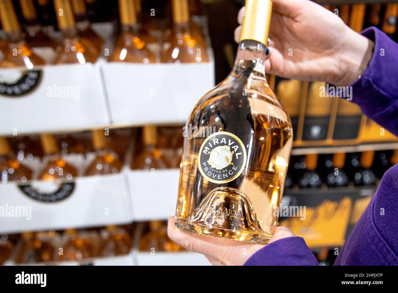 Große Flasche Miraval-Roséwein, hergestellt in einem Weinberg in Südfrankreich, der dem Schauspieler Brad Pitt im Supermarkt gehört Stockfoto