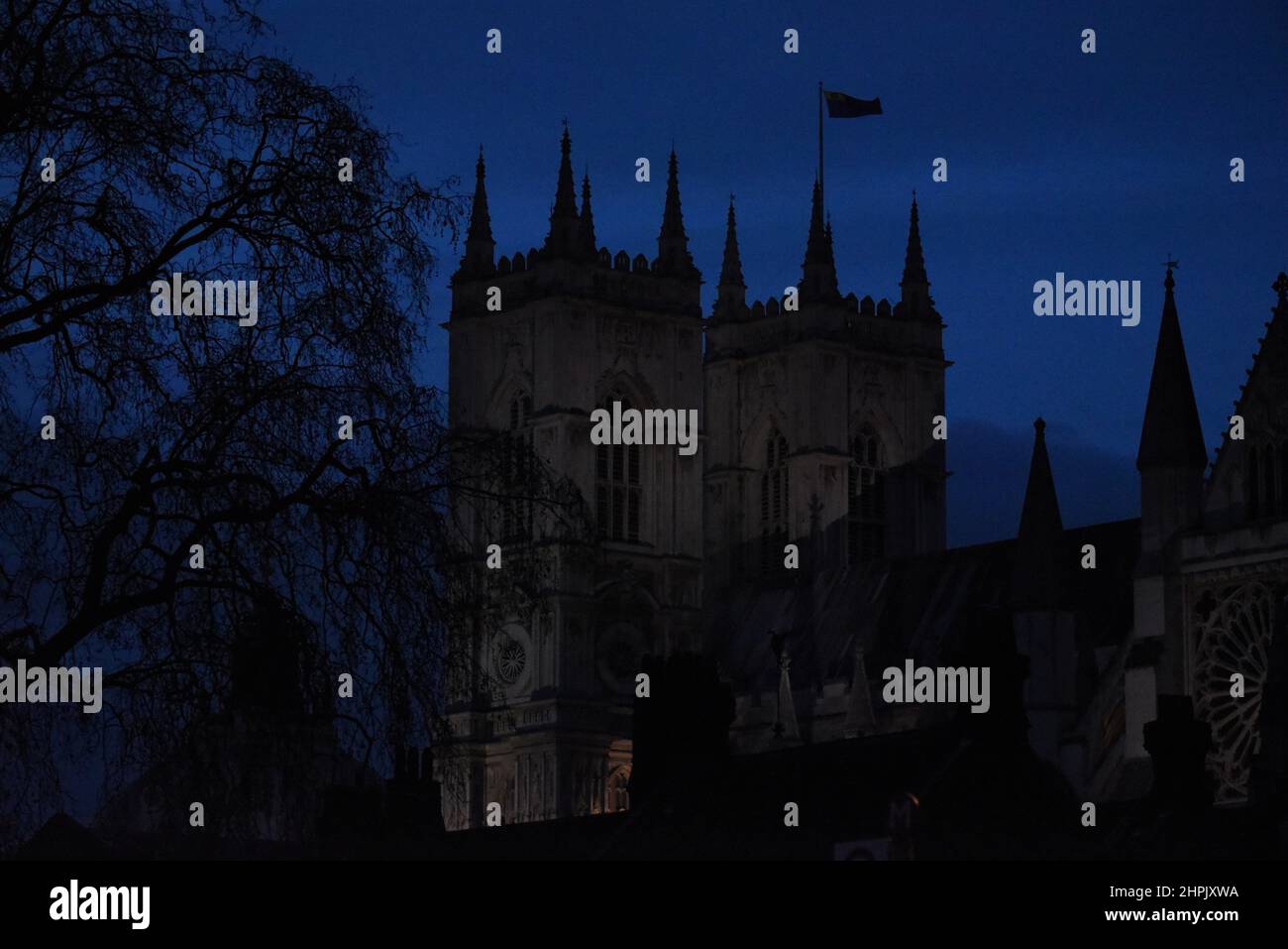 Westminster Abbey sticht vor einem dunkelblauen Himmel hervor, wenn die Nacht in London einbricht Stockfoto