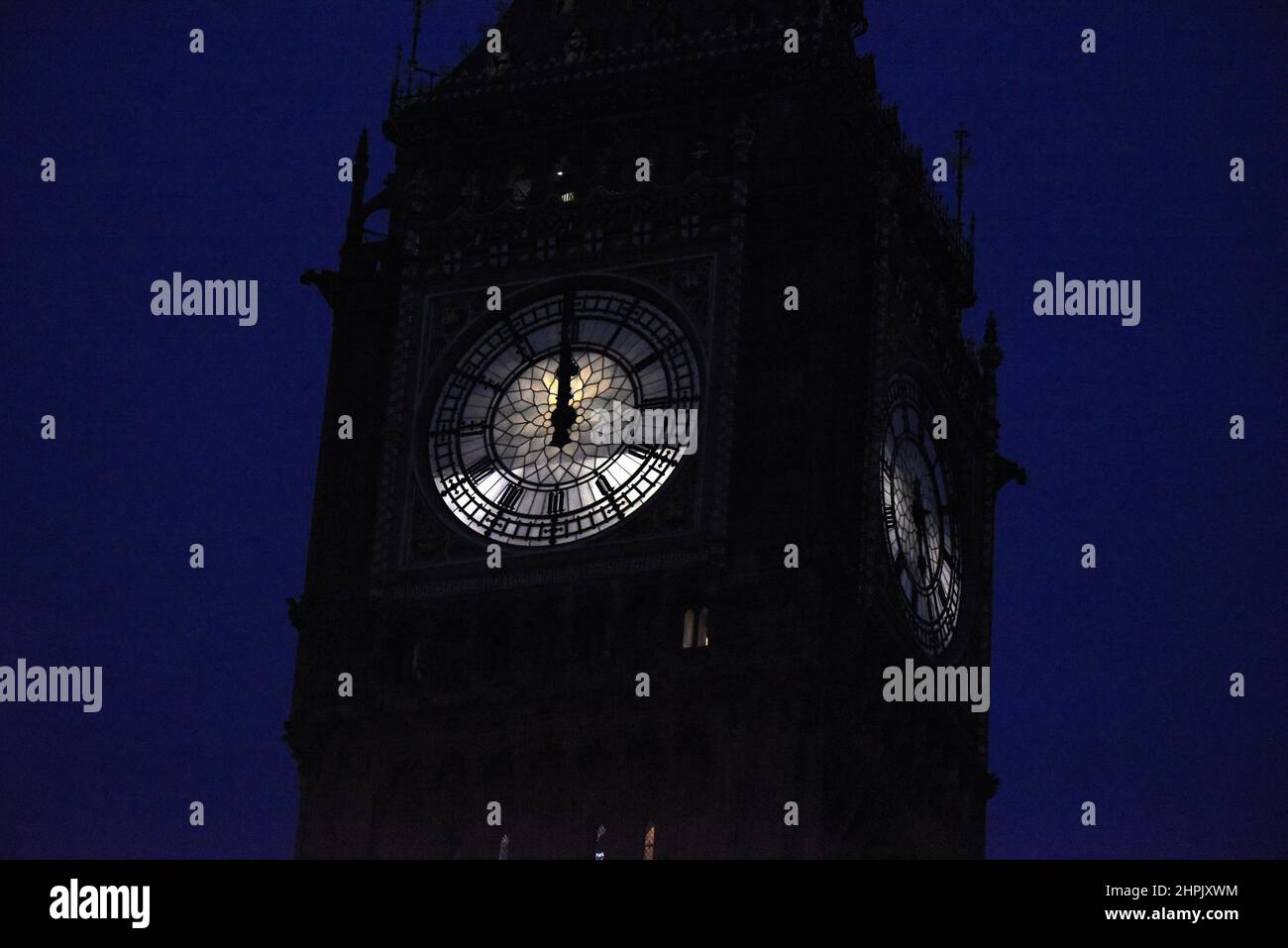 Zwölf uhr nachts -Fotos und -Bildmaterial in hoher Auflösung – Alamy