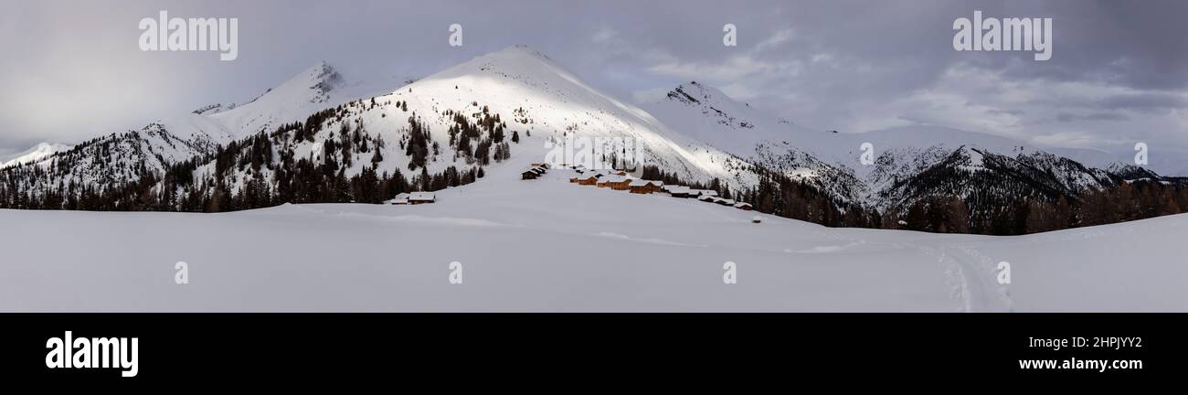 Winterlandschaft in den Europäischen Alpen, Graubünden, Schweiz, mit schneebedeckten Bergen, Wolken, Und Himmel Stockfoto