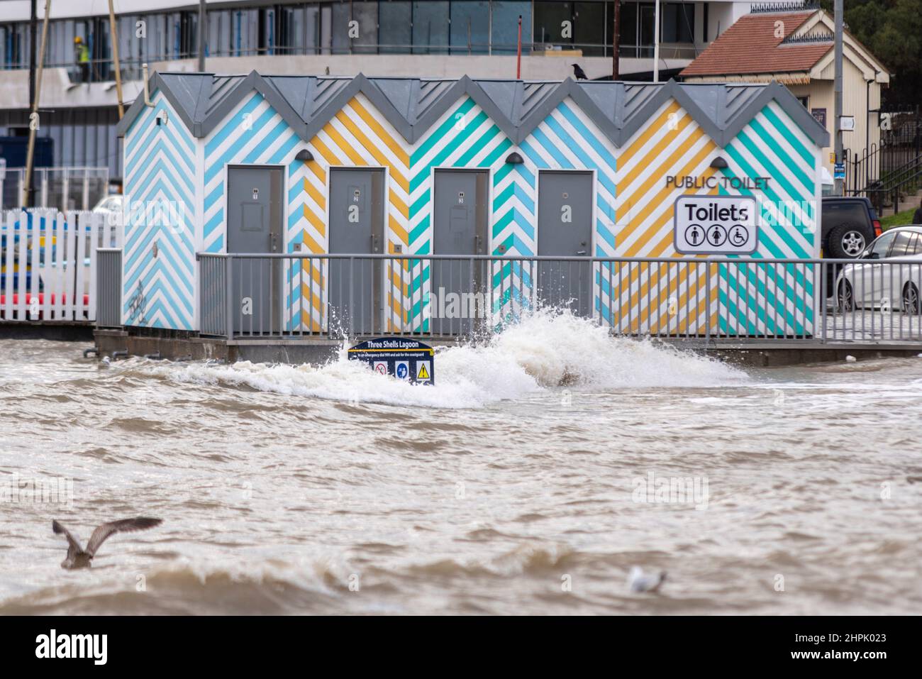 Überschwemmungen während einer Flut kombiniert mit dem Sturm Franklin in Southend on Sea, Essex, Großbritannien. Toilettenblock direkt über der Wasserlinie Stockfoto