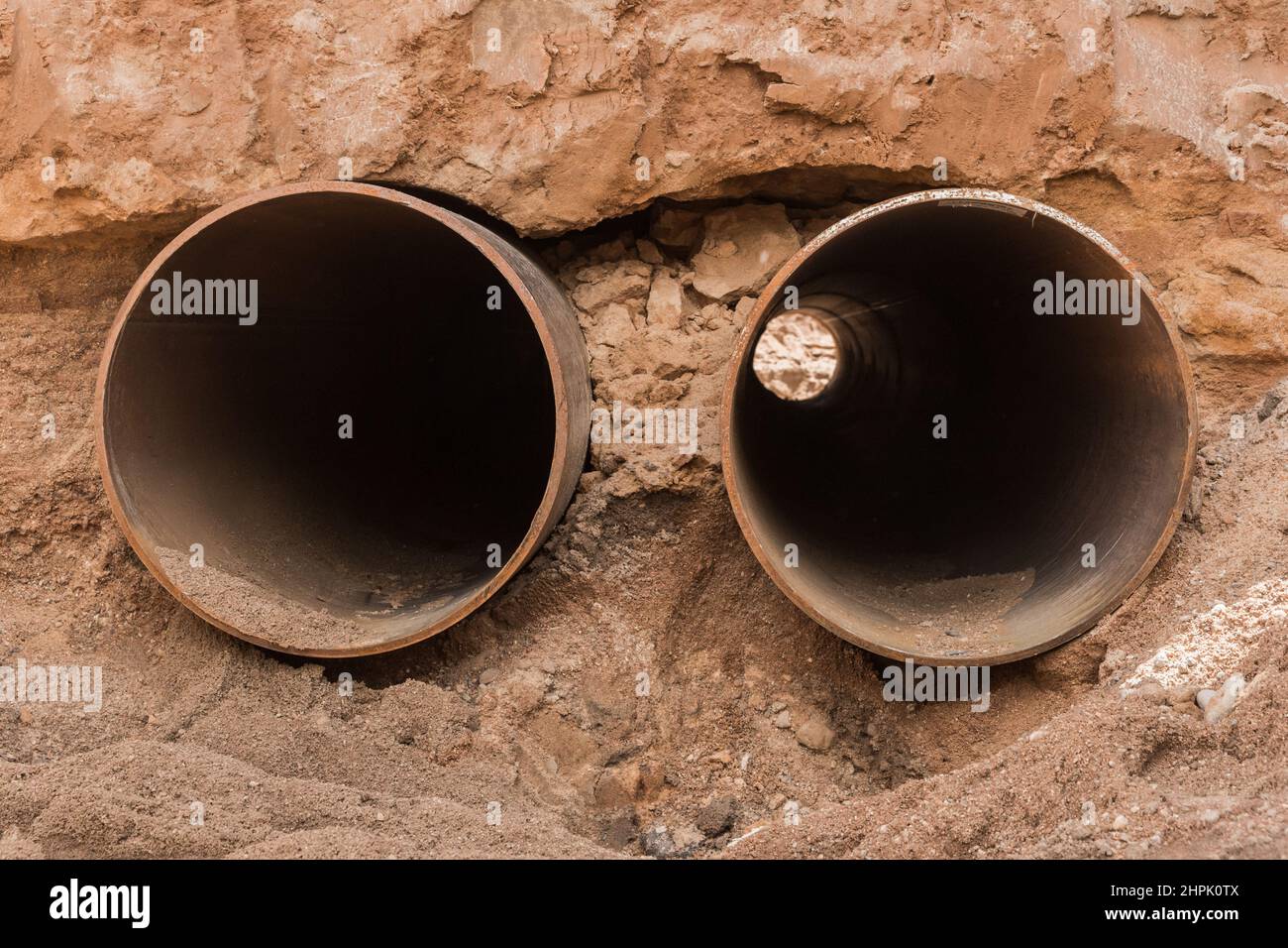 Reparatur der Rohrleitung Stahl Rundrohr der Heizleitung in der Bauindustrie. Stockfoto