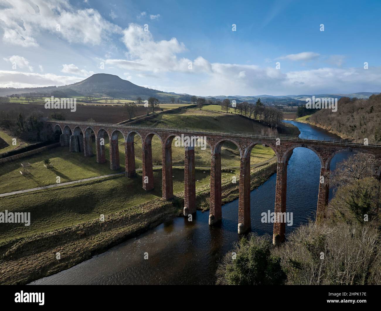 Luftaufnahme von der Drohne des Leaderfoot Viadukts, des River Tweed und der Eildon Hills in den Scottish Borders an einem hellen Februartag. Stockfoto