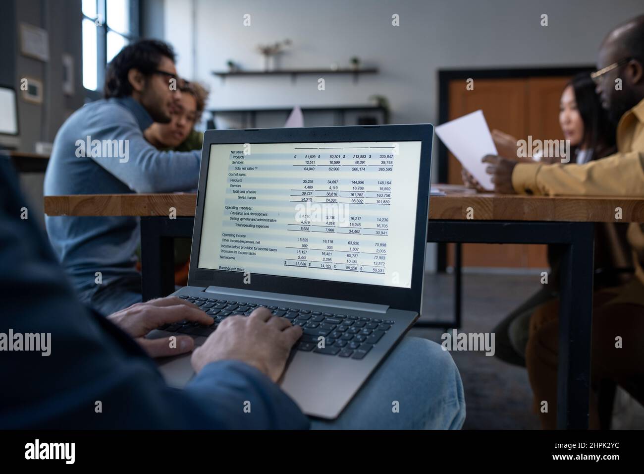 Hände eines reifen Geschäftsmannes, der auf der Laptop-Tastatur bindet, während er einen Finanzbericht oder eine Präsentation für junge Mitarbeiter vorbereitet Stockfoto