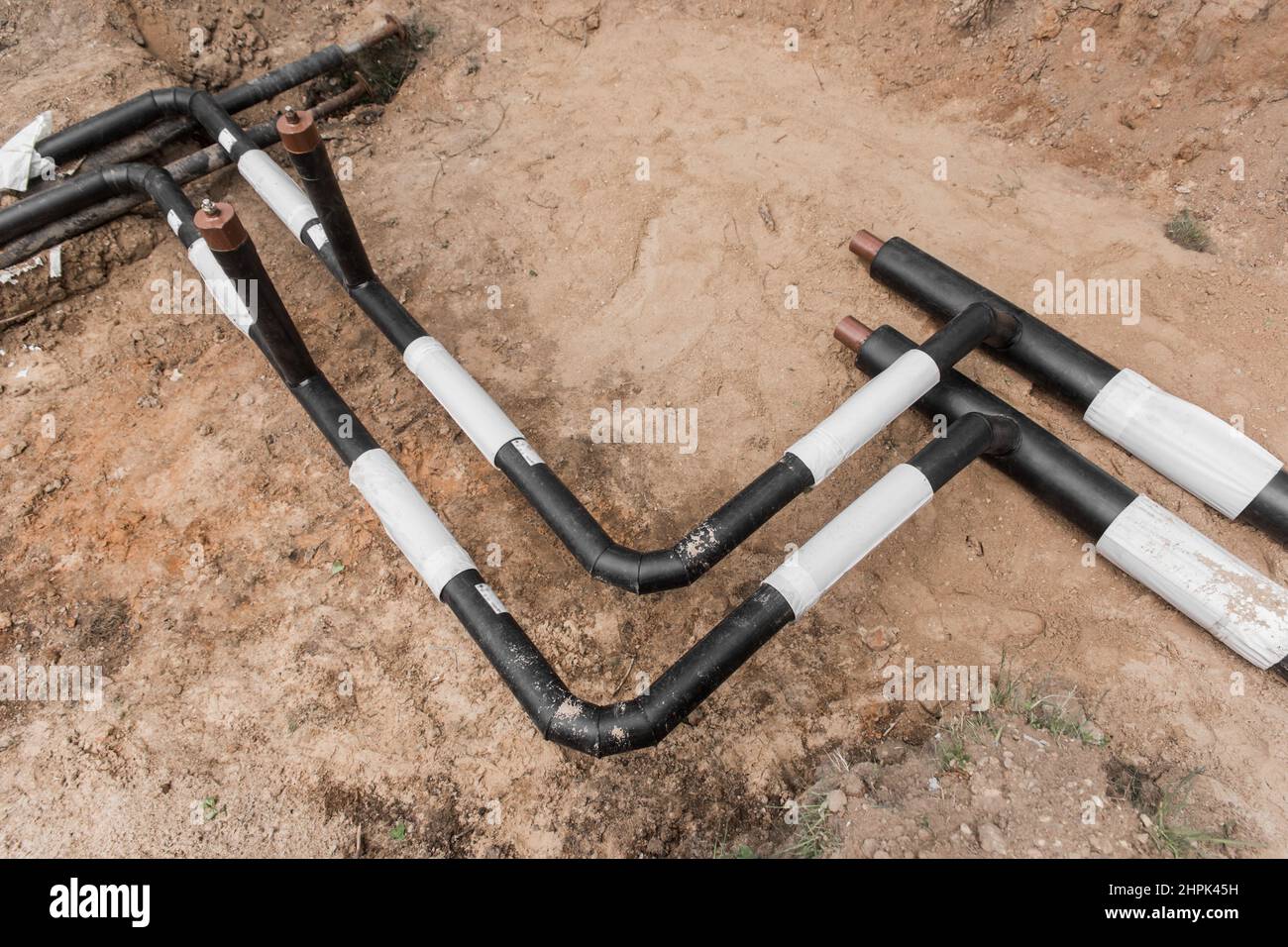 Reparatur der Wasserleitung des Heizungshauptrohrs in der Erdgraben-Pipeline auf der Baustelle. Stockfoto