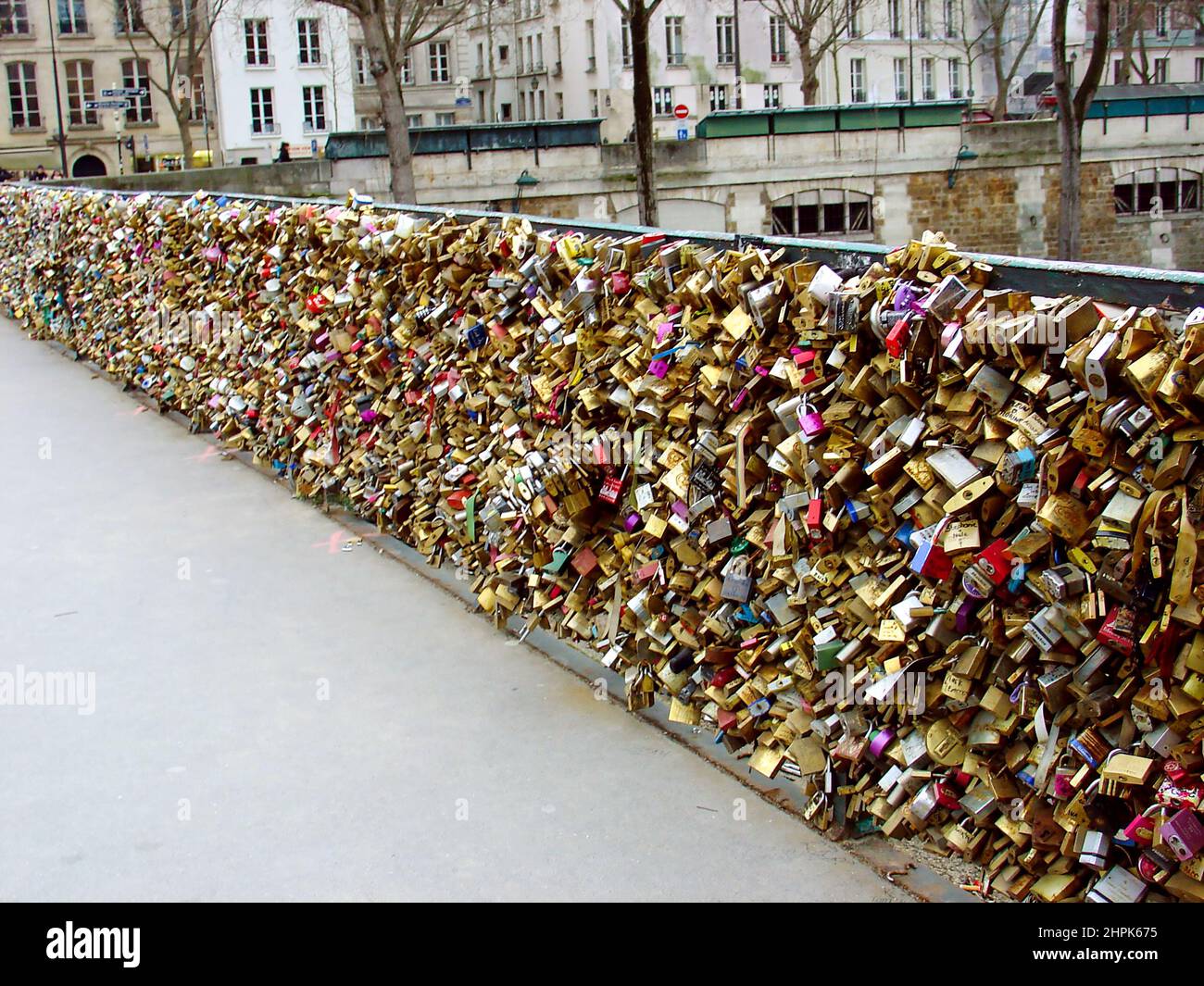 Pont d'Amour Paris, Liebe Schlösser vor der Entfernung Stockfoto