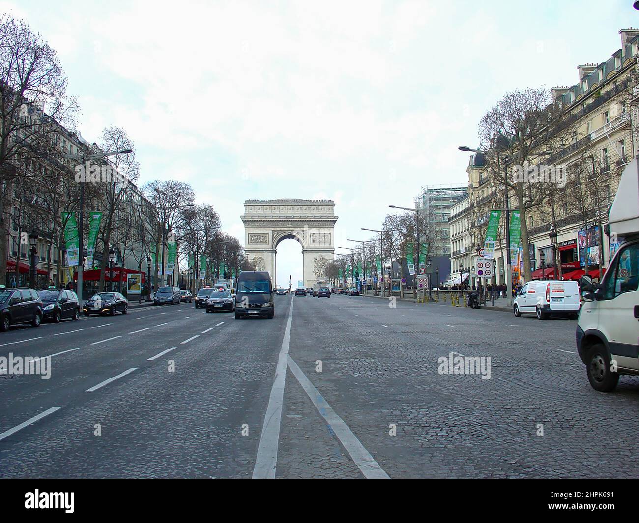 Die Avenue des Champs-Élysées in Paris, Frankreich. Triumphbogen. Triumphbogen Paris. Triumphbogen des Sterns am Place Charles de Gaulle. Stockfoto