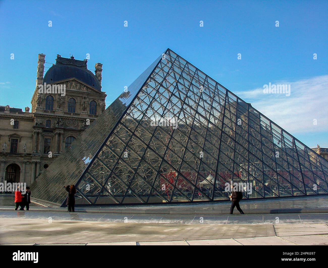 Die Louvre-Pyramide (Pyramide du Louvre) ist eine große Glas- und Metallstruktur, die vom chinesisch-amerikanischen Architekten I. M. Pei entworfen wurde. Le Louvre Frankreich Stockfoto