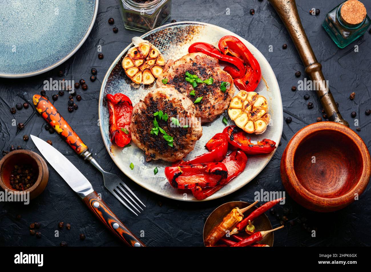 Gebratenes Rindersteak oder Seezunge mit Hackfleisch und gebratenem Paprika und Knoblauch Stockfoto