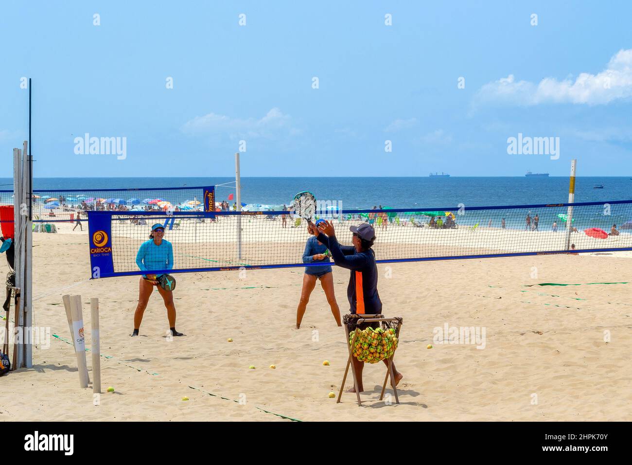 Menschen, die in einem Netz im Sand Sport treiben. Der Strand von Ipanema ist ein berühmter Ort und ein wichtiges Reiseziel im südamerikanischen Land. Stockfoto