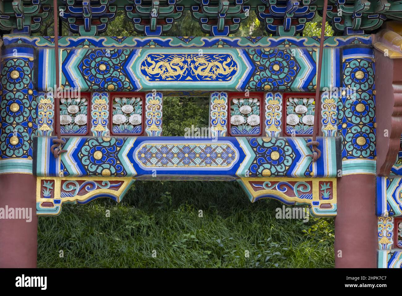 Beijing beihai Park - Weise Perle Tempel Gedenkbogen - lokale Blumenbrett Stockfoto