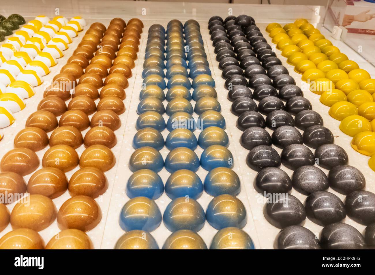 England, London, Knightsbridge, Harrods Department Store, The Food Hall, Farbenfrohes Schokoladendisplay Stockfoto