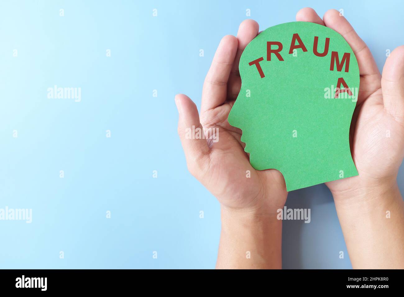 Konzept für Pflege, Behandlung, PTBS und Traumatherapie. Handkopfprofil mit Kopierraum. Stockfoto