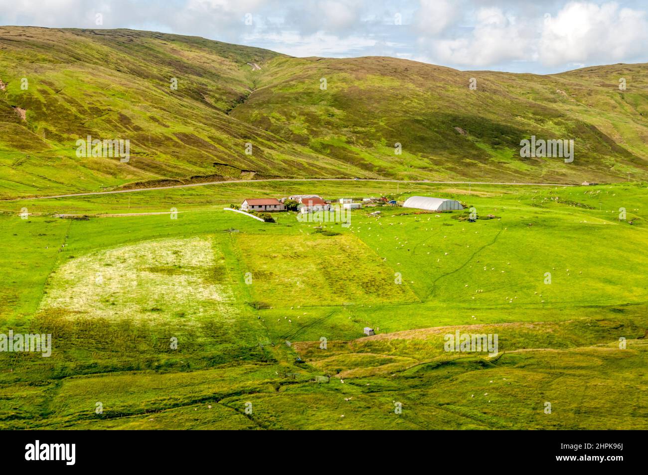 Landschaft des North Shetland Mainlands - Blick Richtung Souther House mit Djupa Gill und Souther Hill dahinter Stockfoto