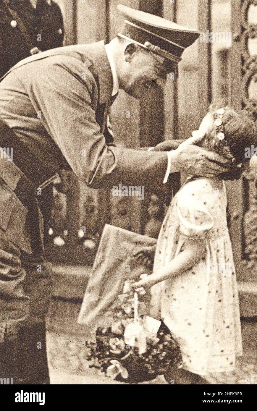 Adolf Hitler und ein Mädchen begrüßten ihn. 1930s. Stockfoto