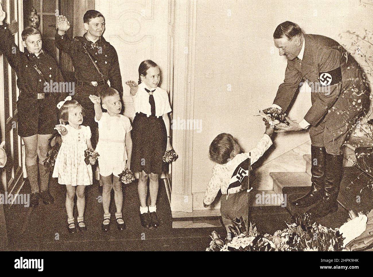Adolf Hitler und eine Gruppe von Kindern. Deutschland, 1930s. Stockfoto