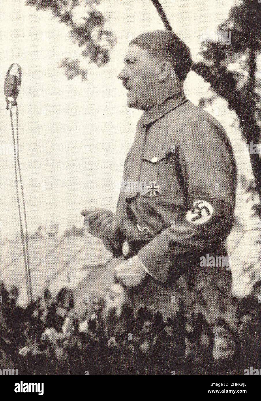 Adolf Hitler vor einem Mikrofon. Der Führer spricht zu den Jugendlichen. Deutschland, 1930s. Stockfoto