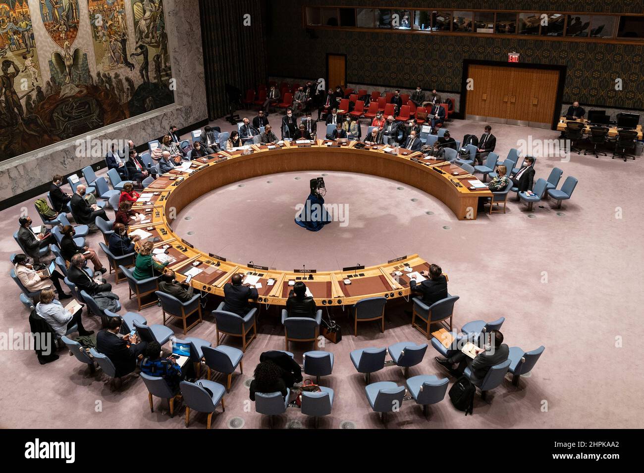 New York, New York, USA. 21st. Februar 2022. Atmosphäre während eines Notfalltreffens des SC über die Lage an den Grenzen zwischen der Ukraine und Russland am UN-Hauptquartier. Die Sitzung des Sicherheitsrates wurde auf Antrag der Ukraine einberufen, nachdem Russland abtrünnige Regionen der Ukraine offiziell als unabhängige Länder anerkannt und Truppen in diese Regionen angeordnet hatte. (Bild: © Lev Radin/Pacific Press via ZUMA Press Wire) Stockfoto