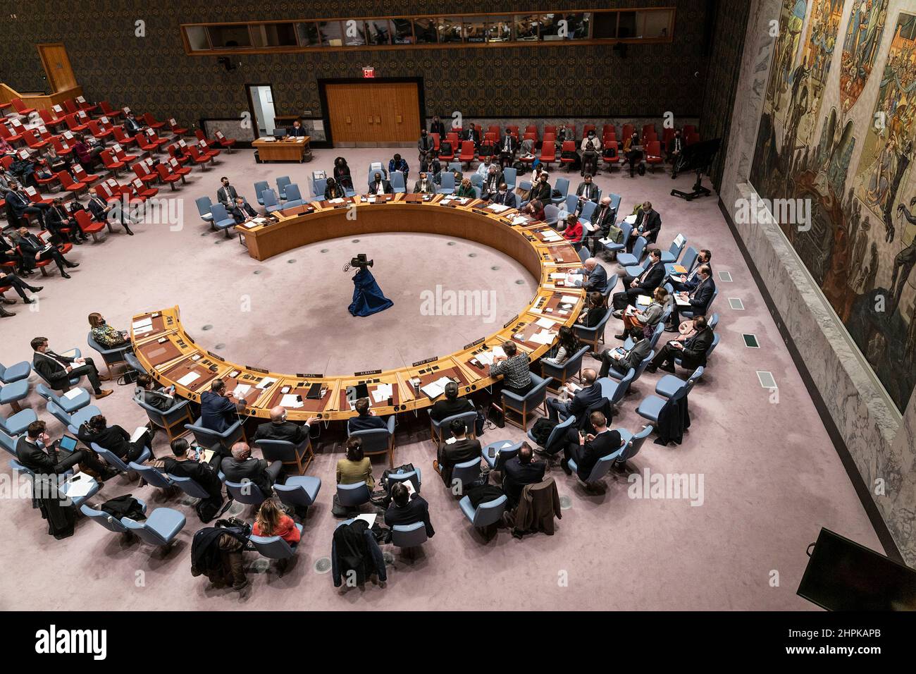 New York, New York, USA. 21st. Februar 2022. Atmosphäre während eines Notfalltreffens des SC über die Lage an den Grenzen zwischen der Ukraine und Russland am UN-Hauptquartier. Die Sitzung des Sicherheitsrates wurde auf Antrag der Ukraine einberufen, nachdem Russland abtrünnige Regionen der Ukraine offiziell als unabhängige Länder anerkannt und Truppen in diese Regionen angeordnet hatte. (Bild: © Lev Radin/Pacific Press via ZUMA Press Wire) Stockfoto