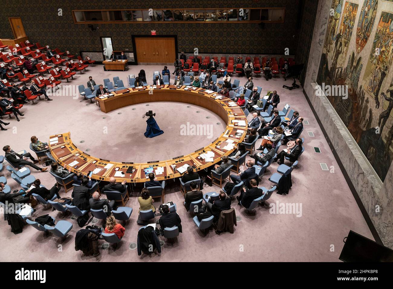 New York, New York, USA. 21st. Februar 2022. Atmosphäre während eines Notfalltreffens des SC über die Lage an den Grenzen zwischen der Ukraine und Russland am UN-Hauptquartier. Die Sitzung des Sicherheitsrates wurde auf Antrag der Ukraine einberufen, nachdem Russland abtrünnige Regionen der Ukraine offiziell als unabhängige Länder anerkannt und Truppen in diese Regionen angeordnet hatte. (Bild: © Lev Radin/Pacific Press via ZUMA Press Wire) Stockfoto