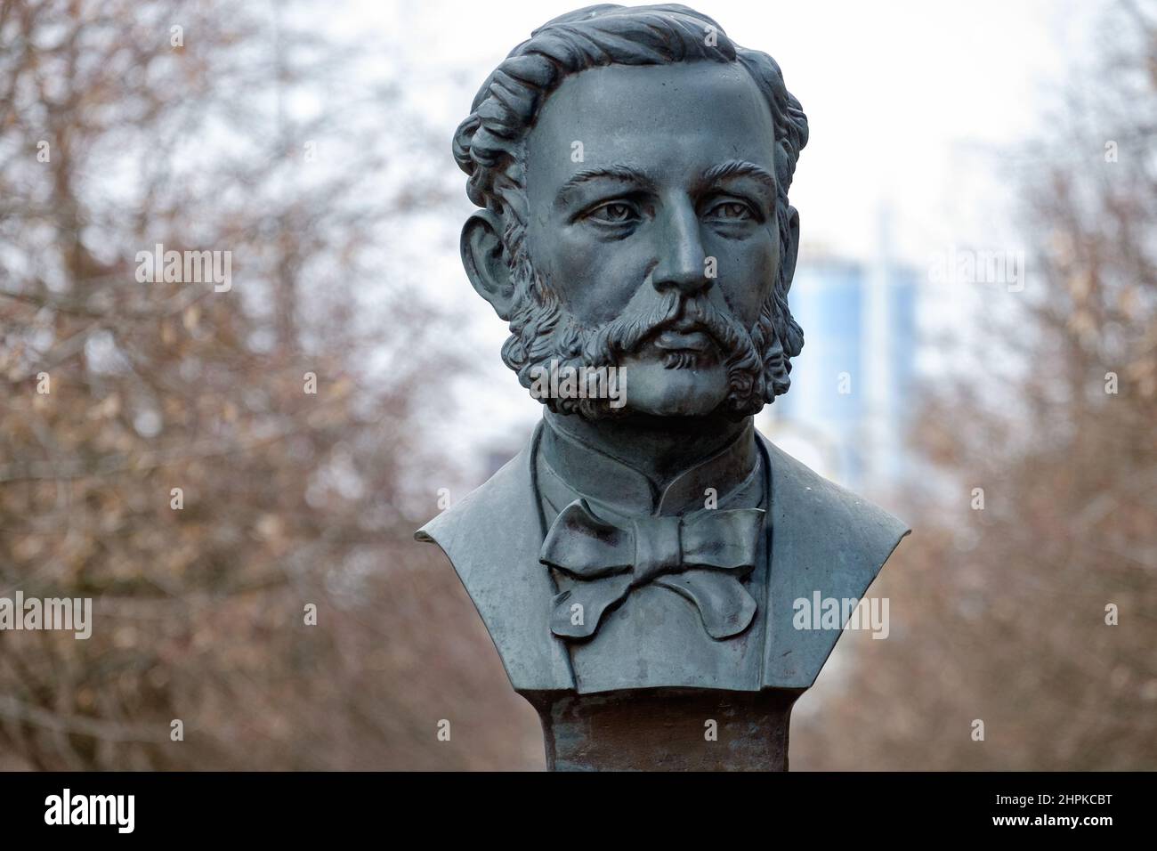 MINSK, WEISSRUSSLAND - 20. FEBRUAR 2022: Büste von Henry Dunant, dem Gründer der Organisation des Roten Kreuzes auf einer Straße in Minsk Stockfoto
