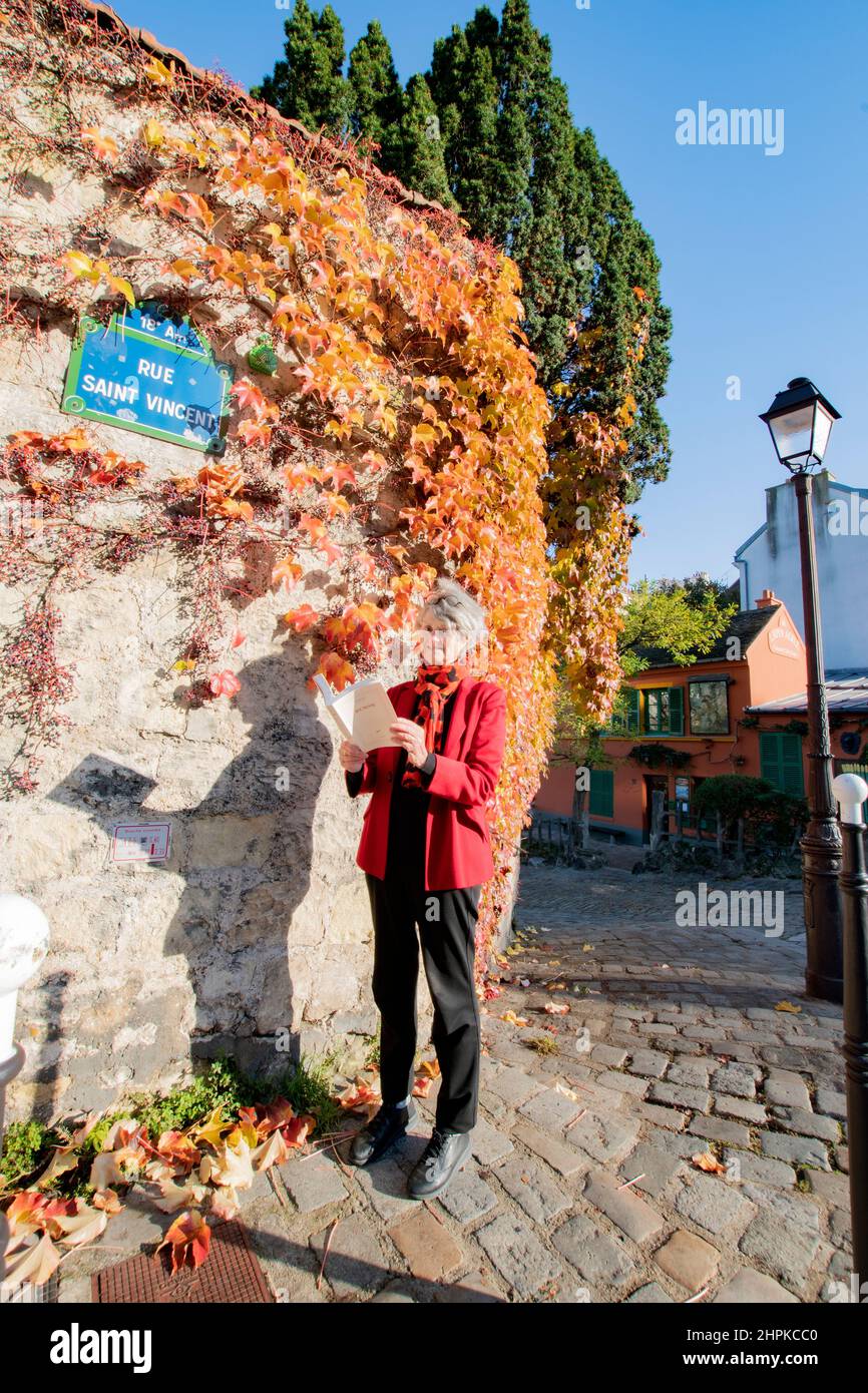 Französische Dame beim Lesen in Montmartre, Paris Stockfoto