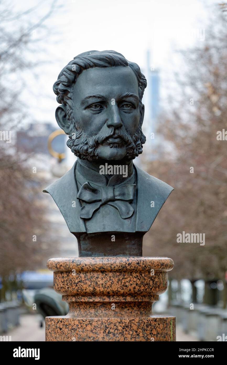 MINSK, WEISSRUSSLAND - 20. FEBRUAR 2022: Büste von Henry Dunant, dem Gründer der Organisation des Roten Kreuzes auf einer Straße in Minsk Stockfoto