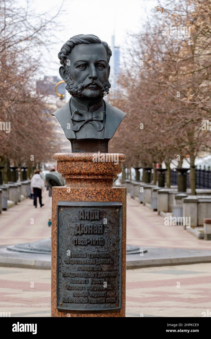 MINSK, WEISSRUSSLAND - 20. FEBRUAR 2022: Büste von Henry Dunant, dem Gründer der Organisation des Roten Kreuzes auf einer Straße in Minsk Stockfoto
