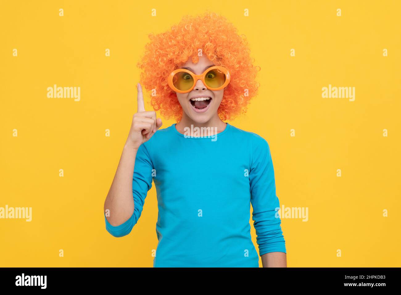 Mit Idee inspiriert. Mädchen Geburtstagsfeier. Glücklich lustiges Kind in lockigen Perücke. Zeit, um Viel Spaß. Stockfoto
