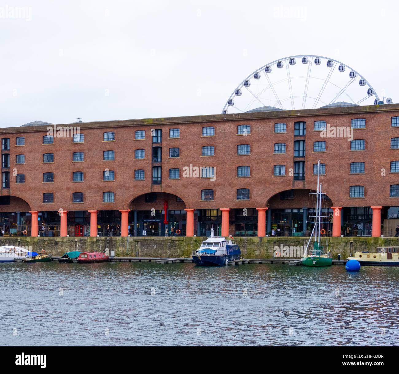 Liverpool Eye erscheint über dem Dach des Albert Dock, Liverpool. Stockfoto