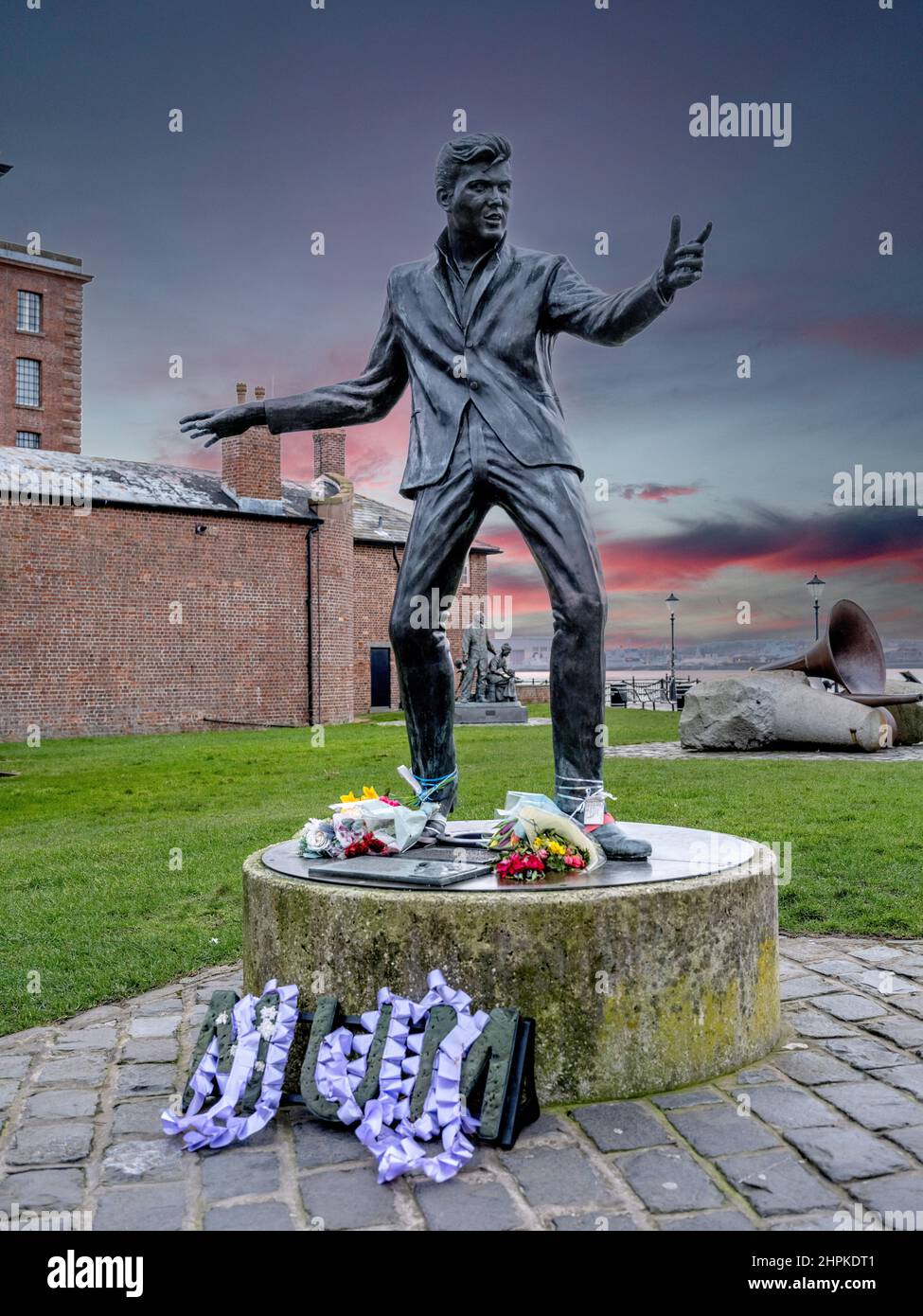 Royal Albert Dock, Liverpool. Statue von Billy Fury, am Wasser. Stockfoto