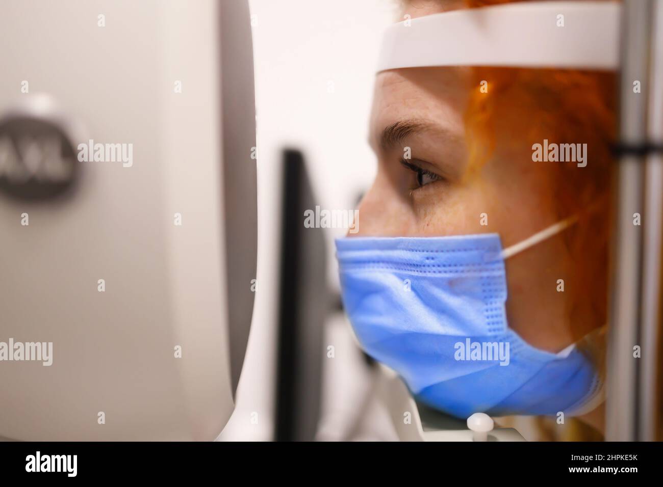 Eine Frau, die ihre Augen in der Augenklinik untersucht Stockfoto
