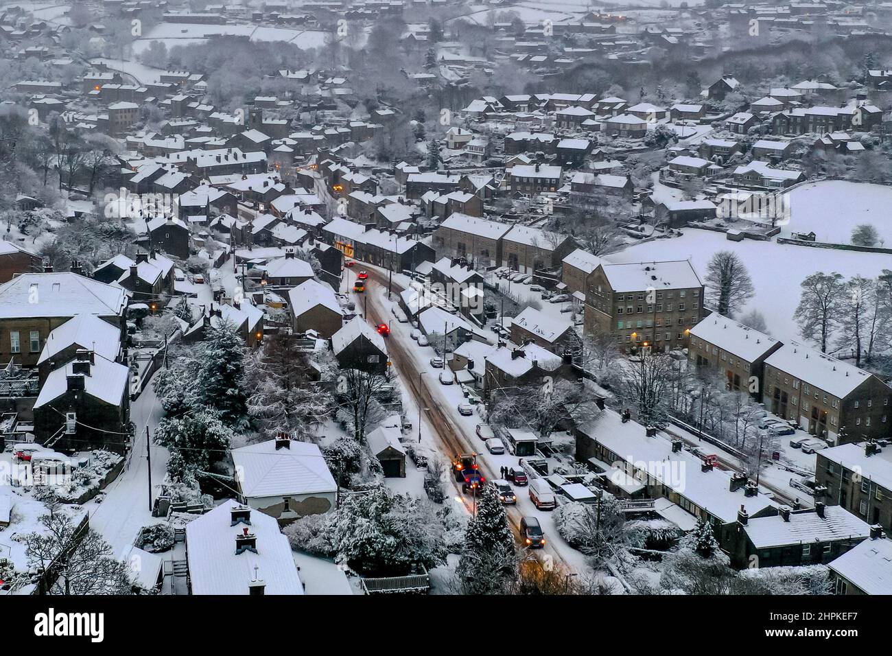 Holmfirth, eine West Yorkshire Market Town am Fuße der Pennines, ist von winterlichen Wetterbedingungen betroffen. Autos kämpfen um den Schlupf Stockfoto