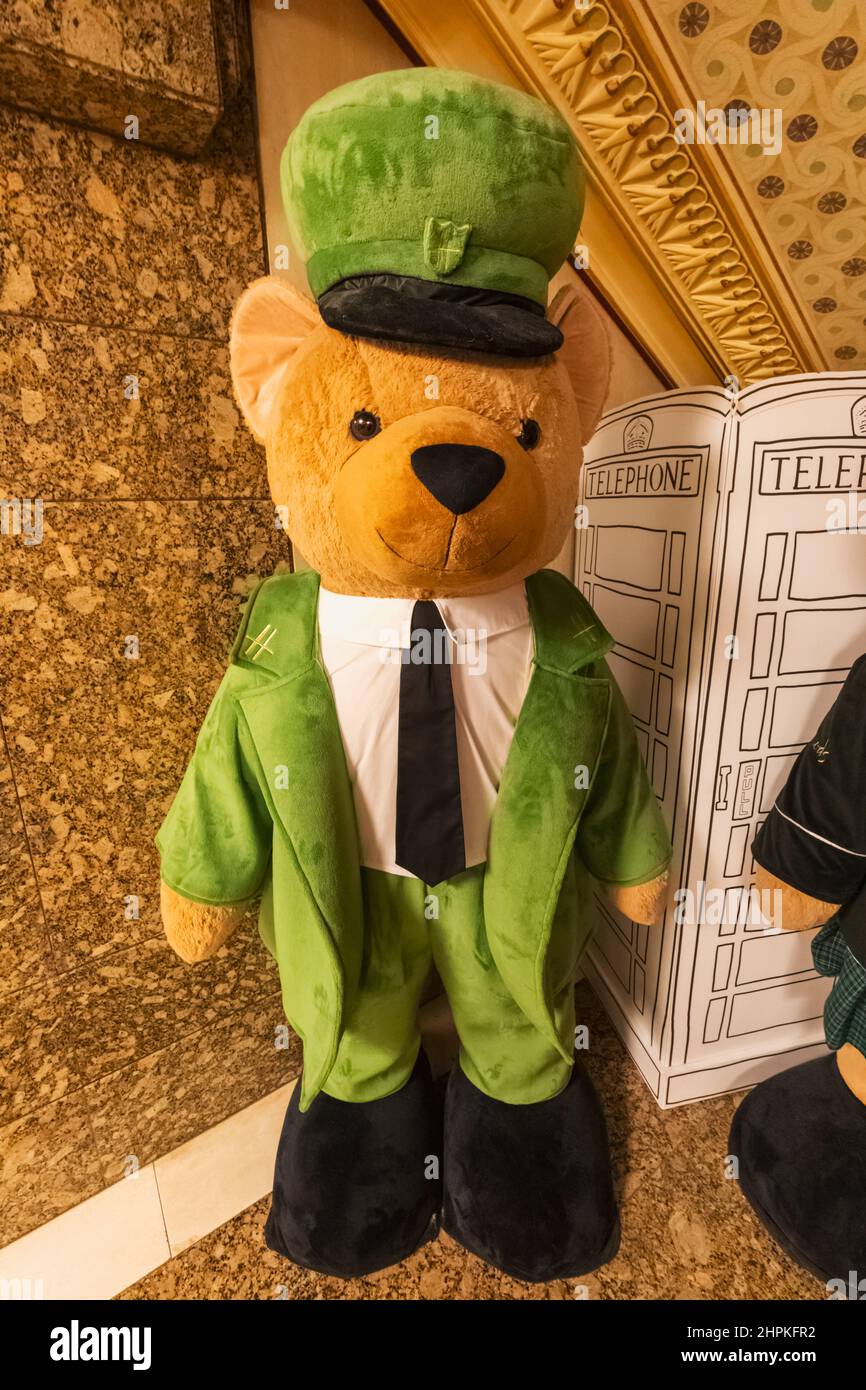 England, London, Knightsbridge, Harrods Department Store, Giant Harrods Bear in Uniform Stockfoto