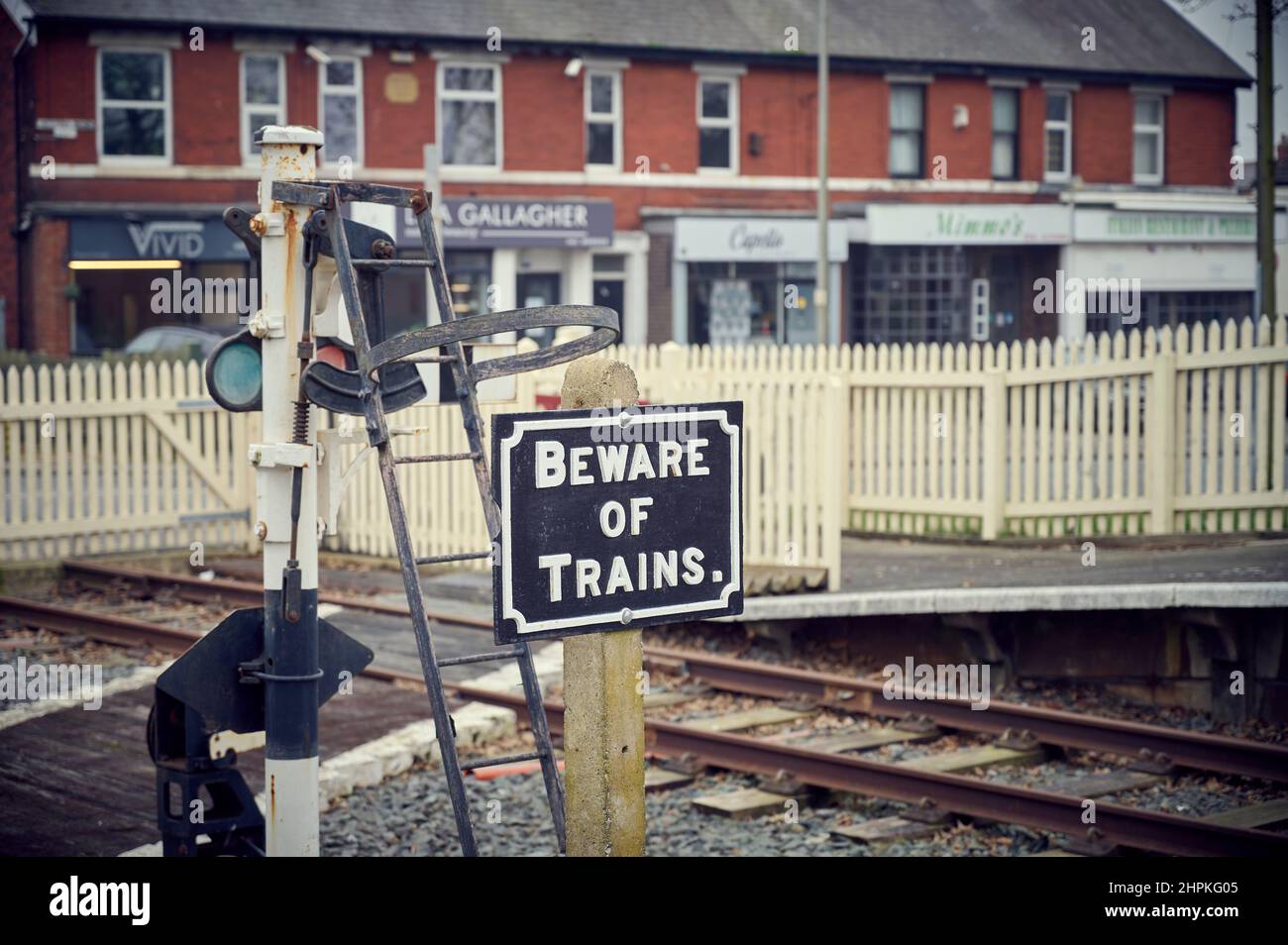 Achten Sie auf das Bahnschild und das Miniatursignal am Bahnhof Thornton auf der stillgenommenen, aber möglicherweise wiedereröffneten Fleetwood-Linie Stockfoto
